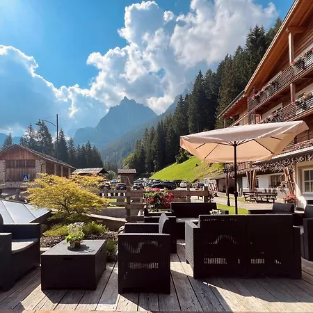 Valacia Hotel Pozza di Fassa